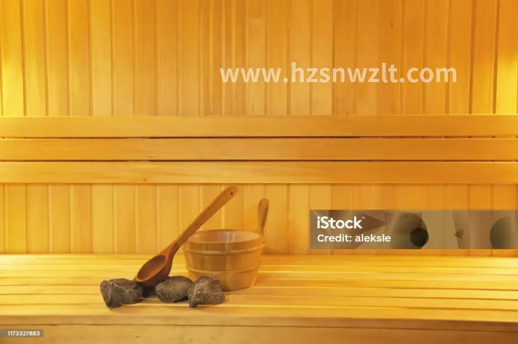 按摩师演示拿法