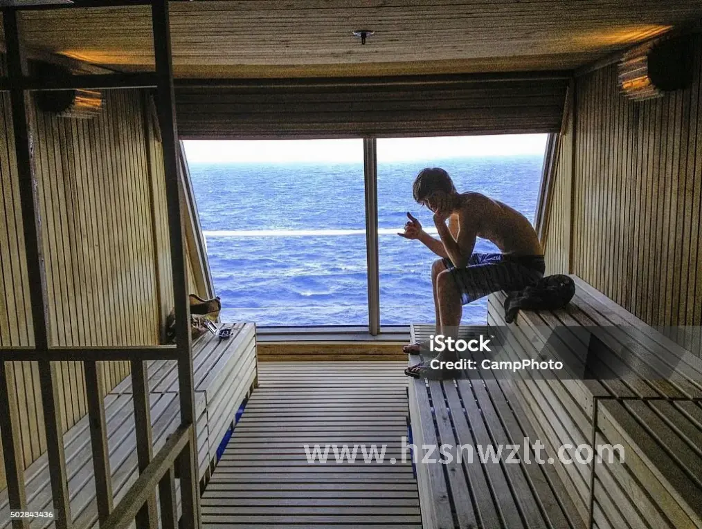 按摩师正在为顾客按摩